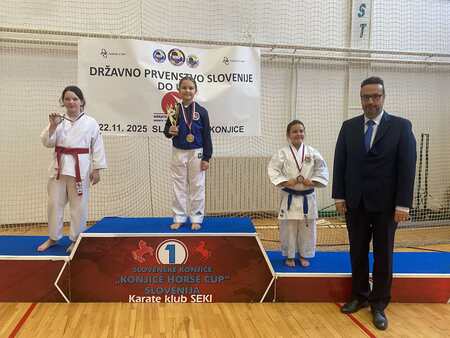 Najboljša borka Ula Požar s sotekmovalkama in predsednikom KZS g. Mihaelom Ciglarjem